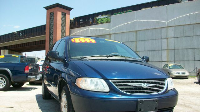 Chrysler Town and Country 2001 photo 4