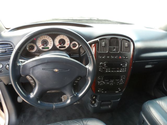 Chrysler Town and Country 2002 photo 10