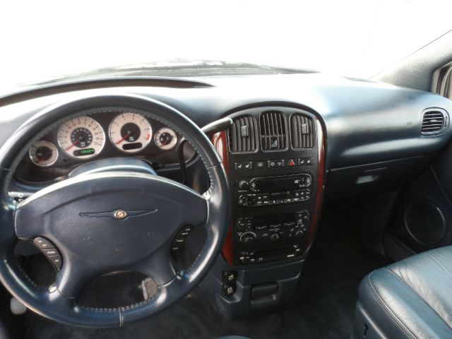 Chrysler Town and Country 2002 photo 11
