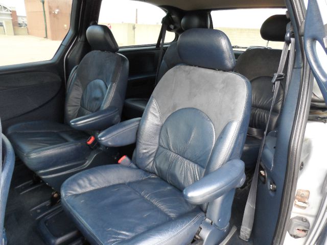 Chrysler Town and Country 2002 photo 14