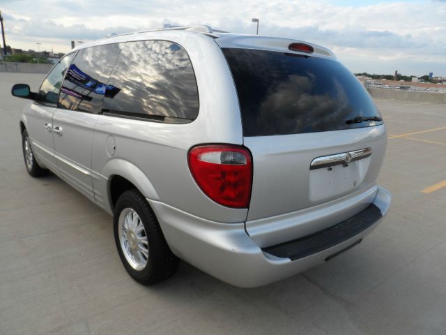 Chrysler Town and Country 2002 photo 16