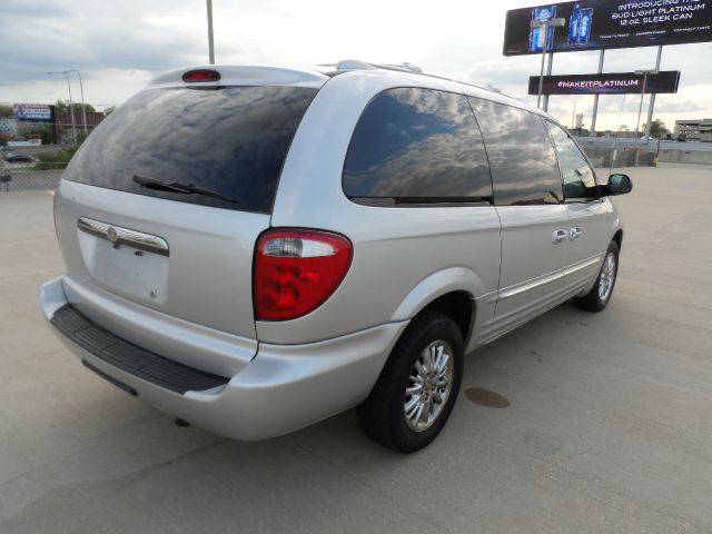 Chrysler Town and Country 2002 photo 17