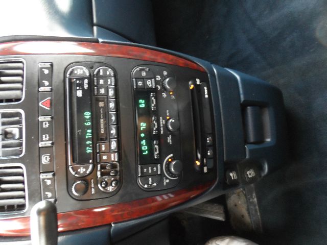 Chrysler Town and Country 2002 photo 2