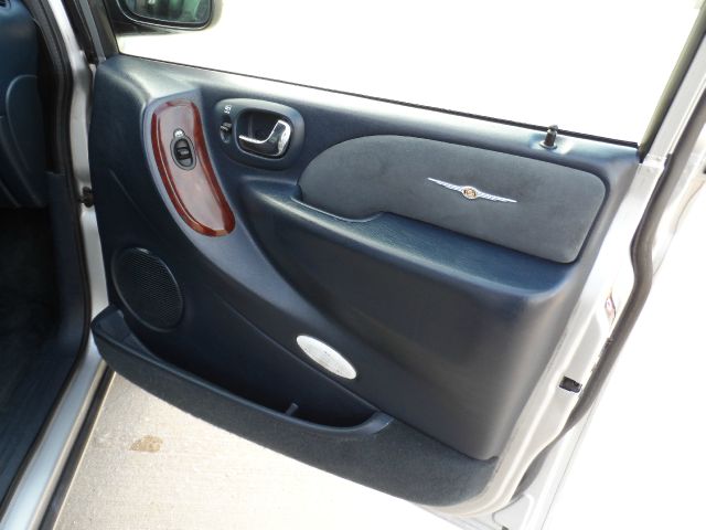 Chrysler Town and Country 2002 photo 4
