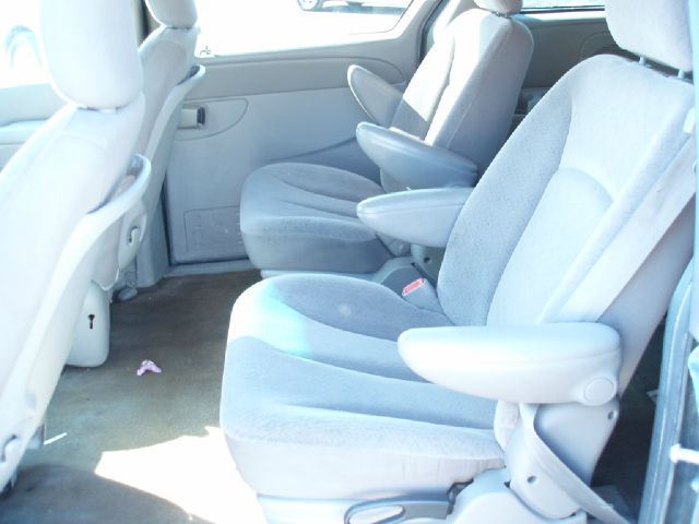 Chrysler Town and Country 2002 photo 3