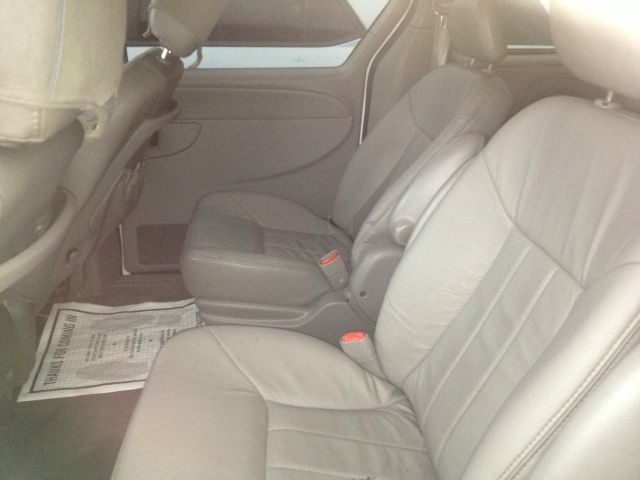 Chrysler Town and Country 2002 photo 7