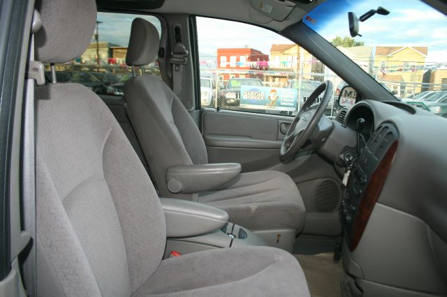 Chrysler Town and Country 2002 photo 3