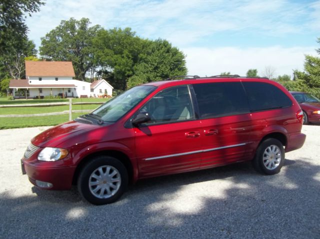 Chrysler Town and Country 2002 photo 2