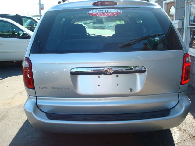 Chrysler Town and Country 2002 photo 2