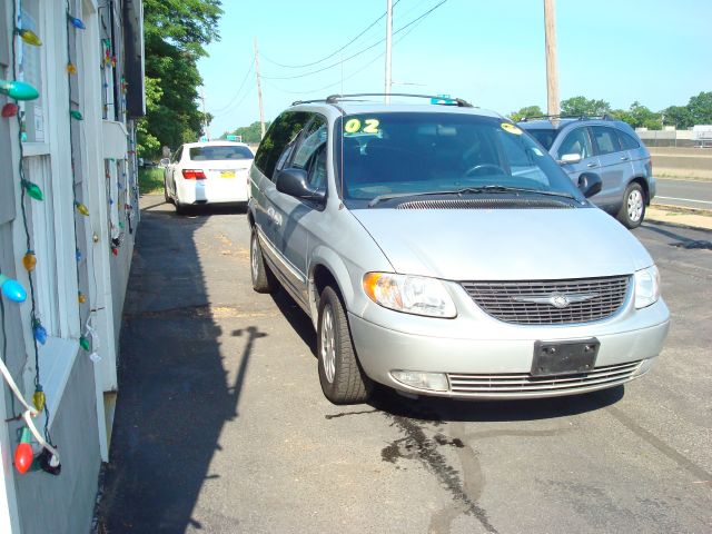Chrysler Town and Country 2002 photo 3