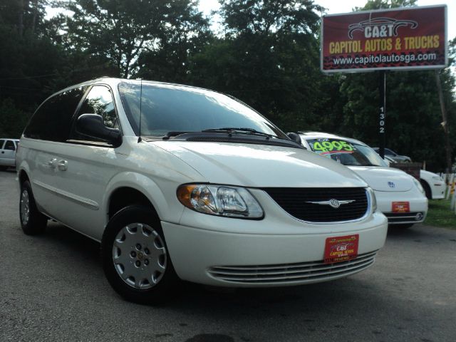Chrysler Town and Country 2002 photo 2