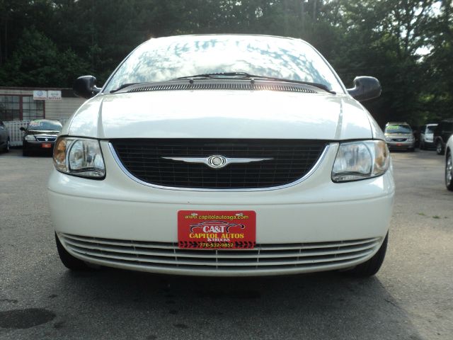 Chrysler Town and Country 2002 photo 3