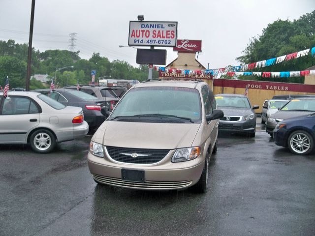 Chrysler Town and Country 2002 photo 7