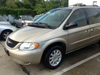 Chrysler Town and Country 2002 photo 2