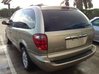 Chrysler Town and Country 2002 photo 4