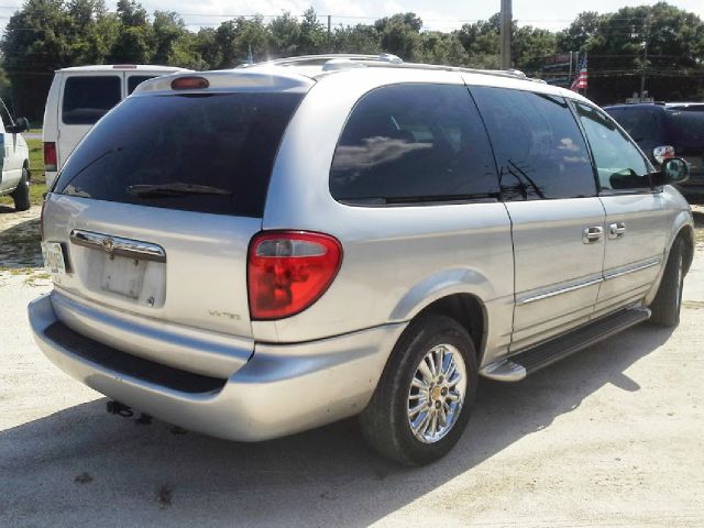 Chrysler Town and Country 2002 photo 1