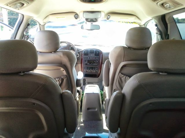 Chrysler Town and Country 2002 photo 11