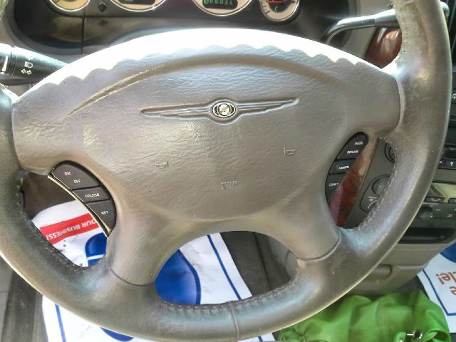 Chrysler Town and Country 2002 photo 2