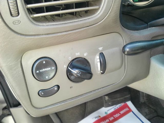 Chrysler Town and Country 2002 photo 7