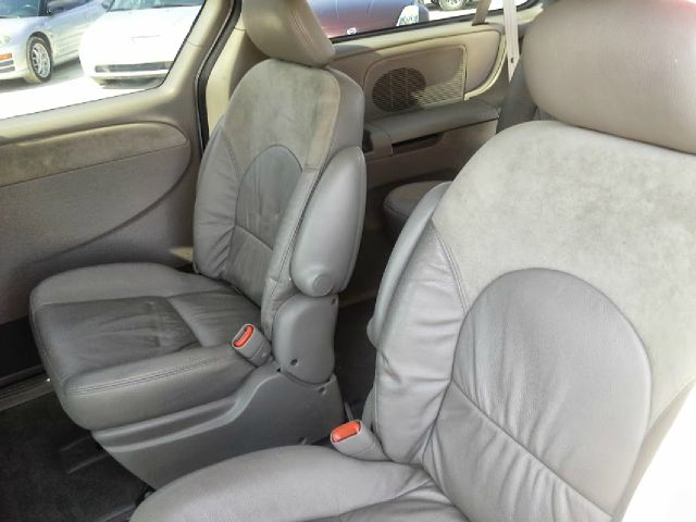 Chrysler Town and Country 2002 photo 9