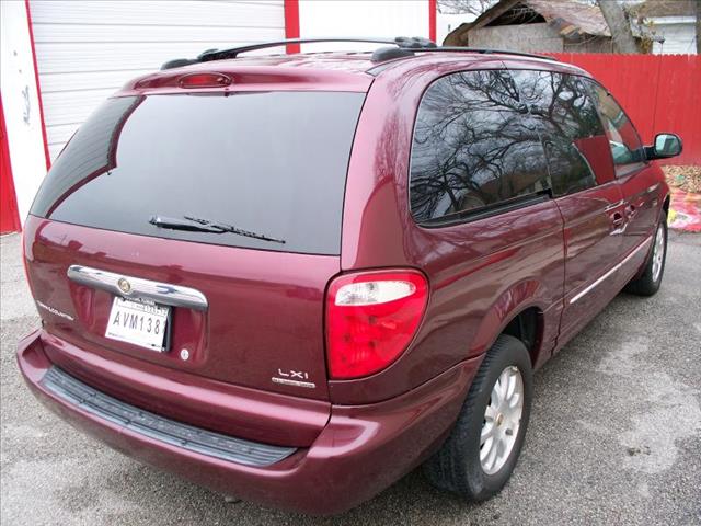 Chrysler Town and Country 2002 photo 2
