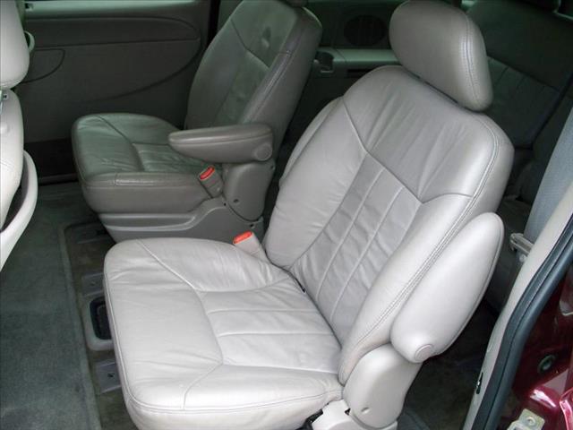 Chrysler Town and Country 2002 photo 8