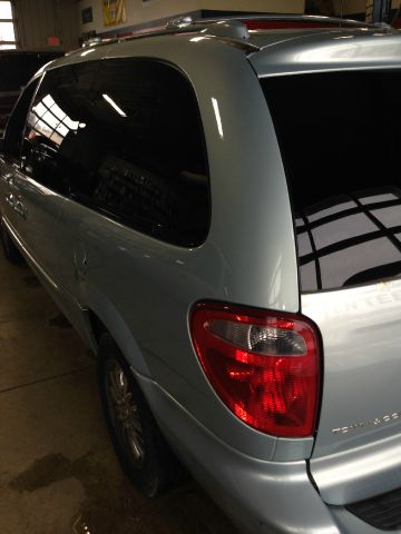 Chrysler Town and Country 2002 photo 2