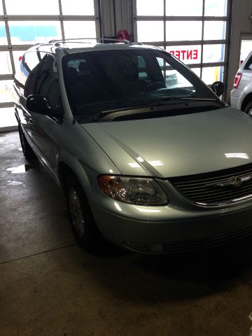 Chrysler Town and Country 2002 photo 3