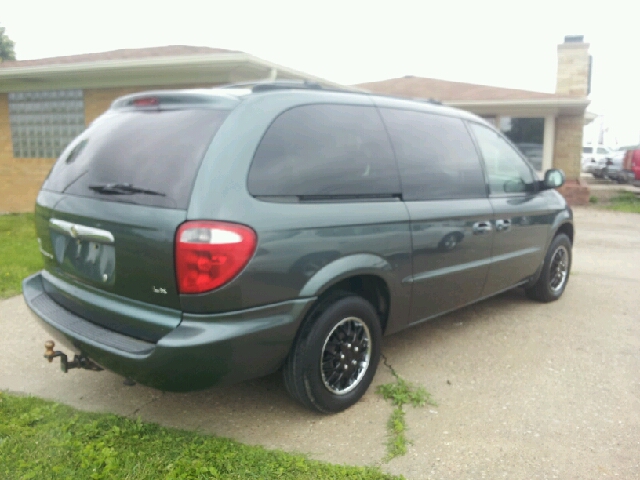 Chrysler Town and Country 2002 photo 2