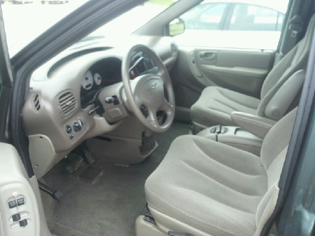 Chrysler Town and Country 2002 photo 3