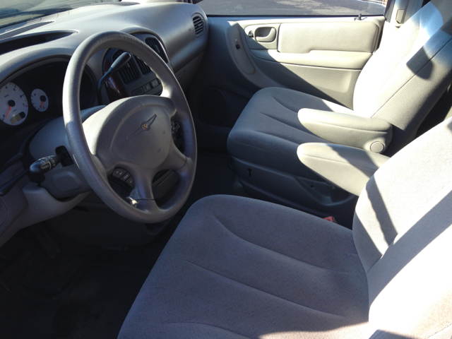 Chrysler Town and Country 2002 photo 2