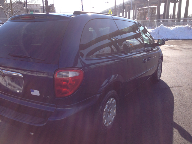 Chrysler Town and Country 2002 photo 3