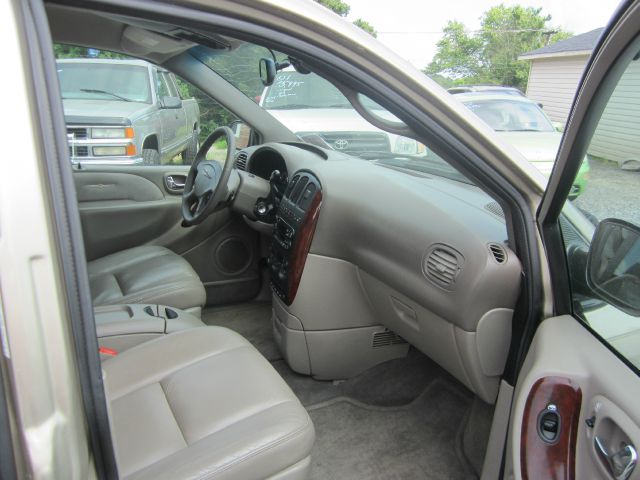 Chrysler Town and Country 2002 photo 1