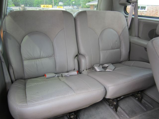 Chrysler Town and Country 2002 photo 2