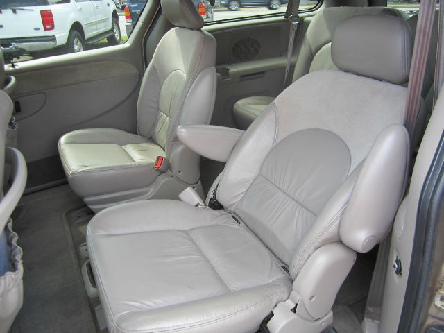 Chrysler Town and Country 2002 photo 9