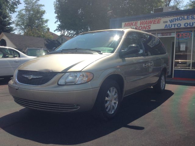 Chrysler Town and Country 2002 photo 2