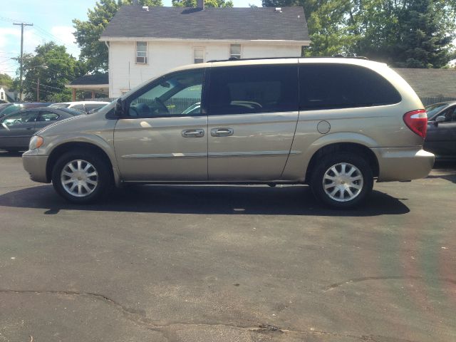 Chrysler Town and Country 2002 photo 3