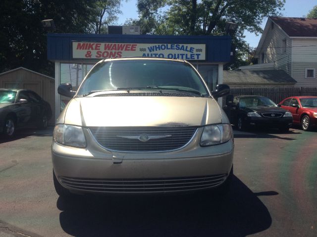 Chrysler Town and Country 2002 photo 4