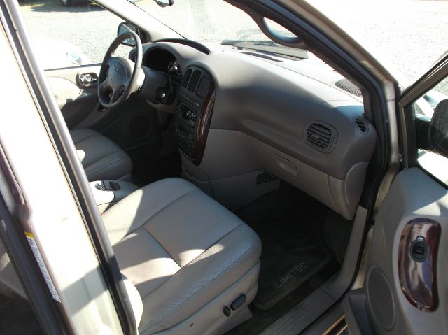 Chrysler Town and Country 2002 photo 1