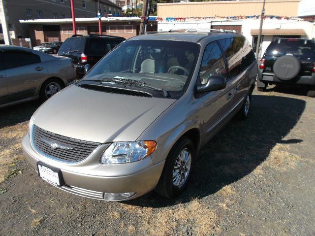 Chrysler Town and Country 2002 photo 3