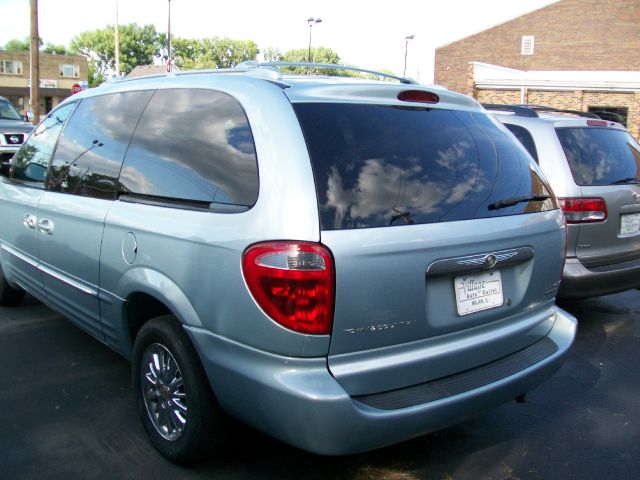 Chrysler Town and Country 2002 photo 1