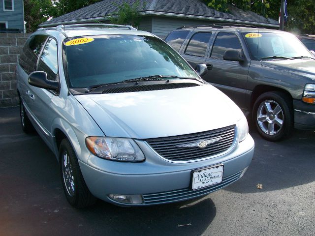 Chrysler Town and Country 2002 photo 2