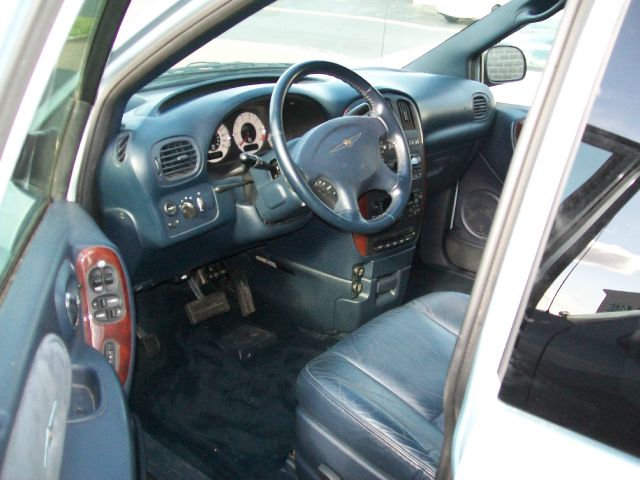 Chrysler Town and Country 2002 photo 4