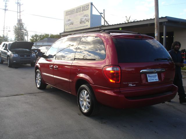 Chrysler Town and Country 2002 photo 2