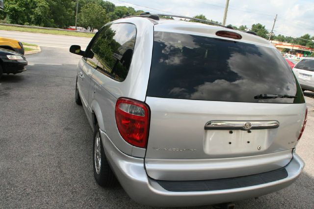 Chrysler Town and Country 2002 photo 2