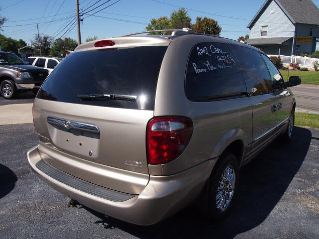 Chrysler Town and Country 2002 photo 1
