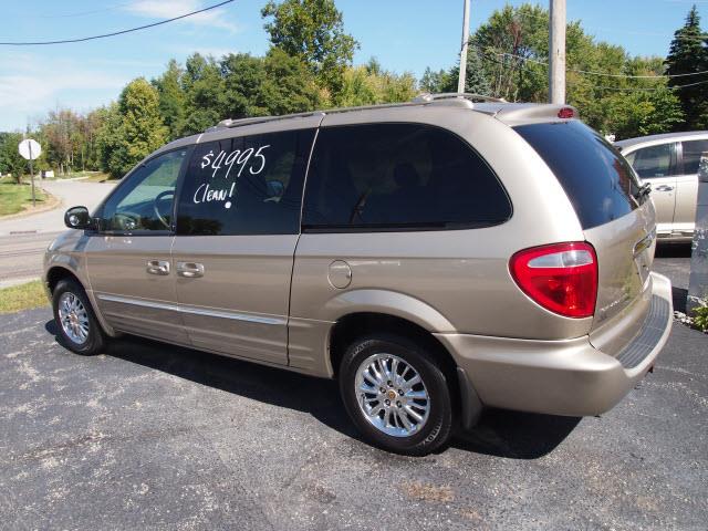 Chrysler Town and Country 2002 photo 2