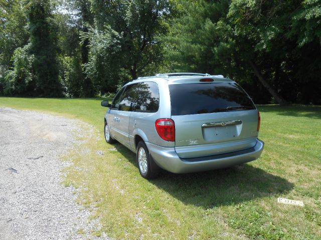 Chrysler Town and Country 2002 photo 1