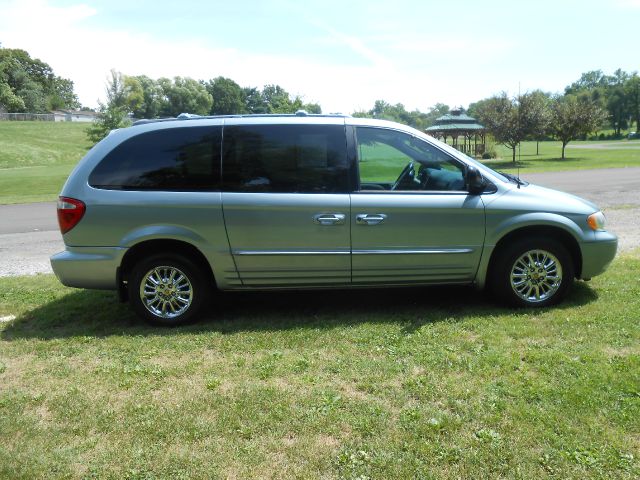 Chrysler Town and Country 2002 photo 3
