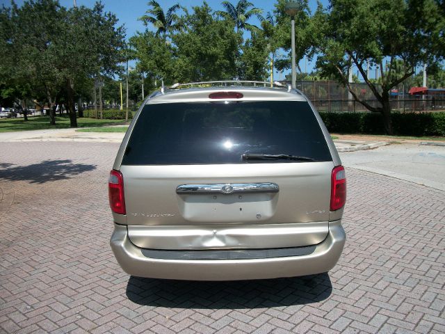 Chrysler Town and Country 2002 photo 2